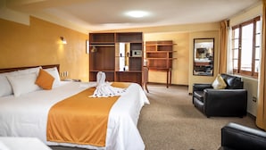 A hotel room with a large bed, a desk, a chair, and a wardrobe. - Maison du Soleil (Arequipa)