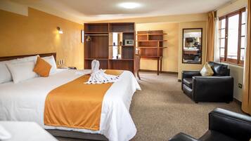 Suite superior | Caja fuerte, mobiliario individual, escritorio