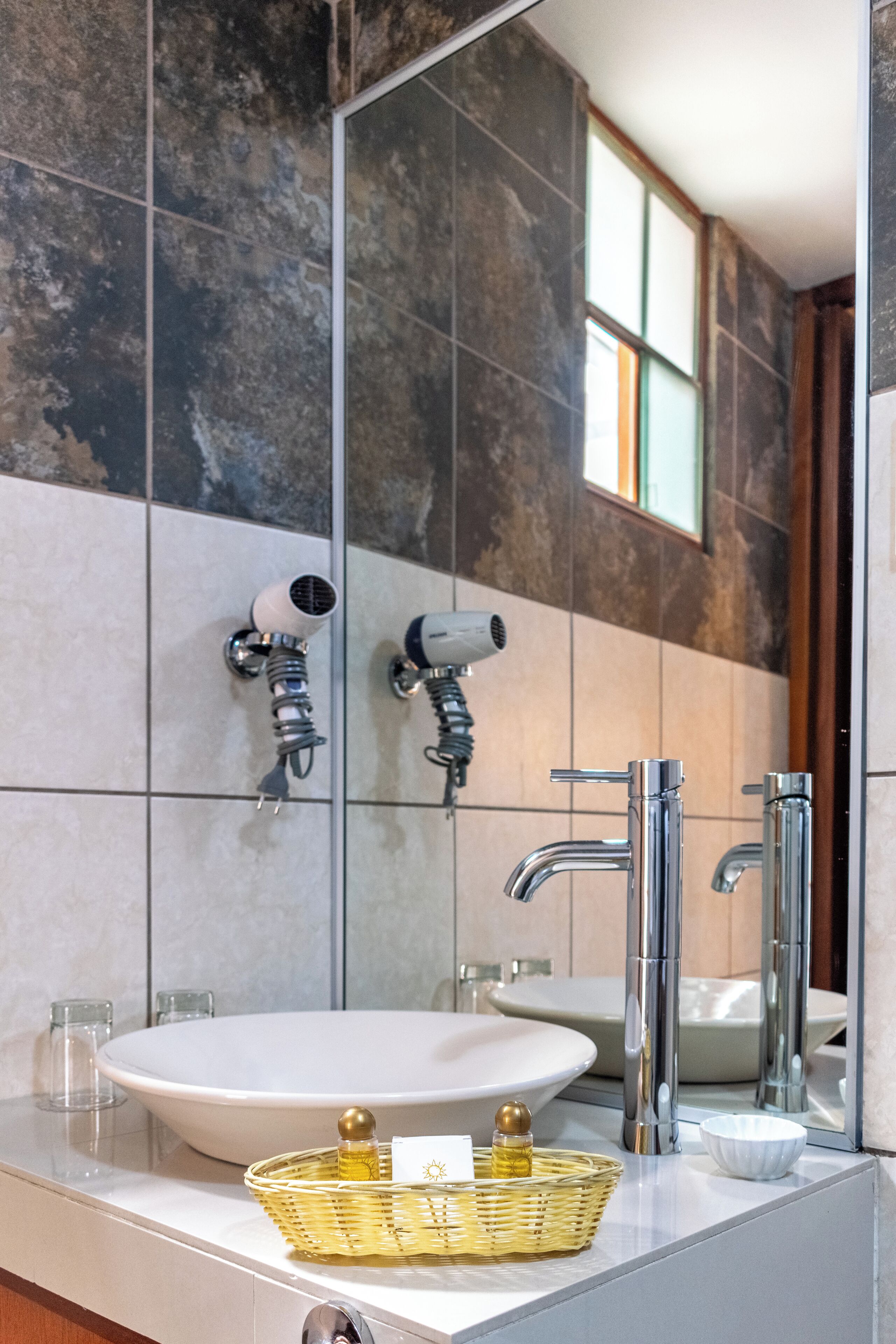 Combined shower/tub, rainfall showerhead, designer toiletries