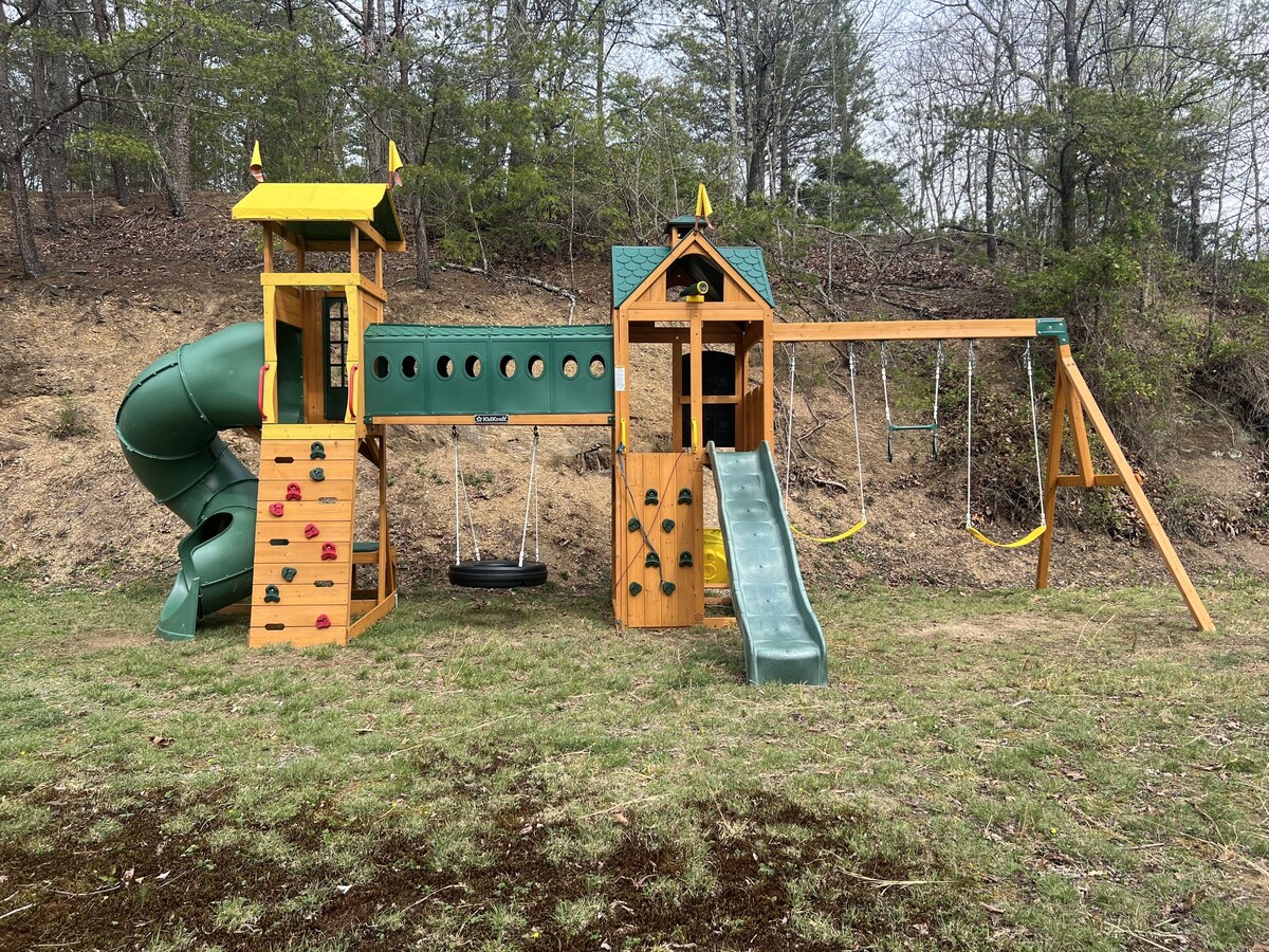 ✨LOCATION!✨ HOT TUB-FIRE PIT-PLAYGROUND-GAME ROOM! QUIET, NO STEEP ROADS!