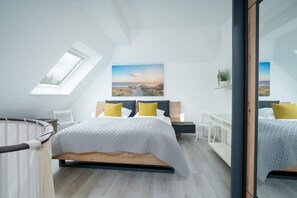 2 bedrooms, desk, iron/ironing board, WiFi