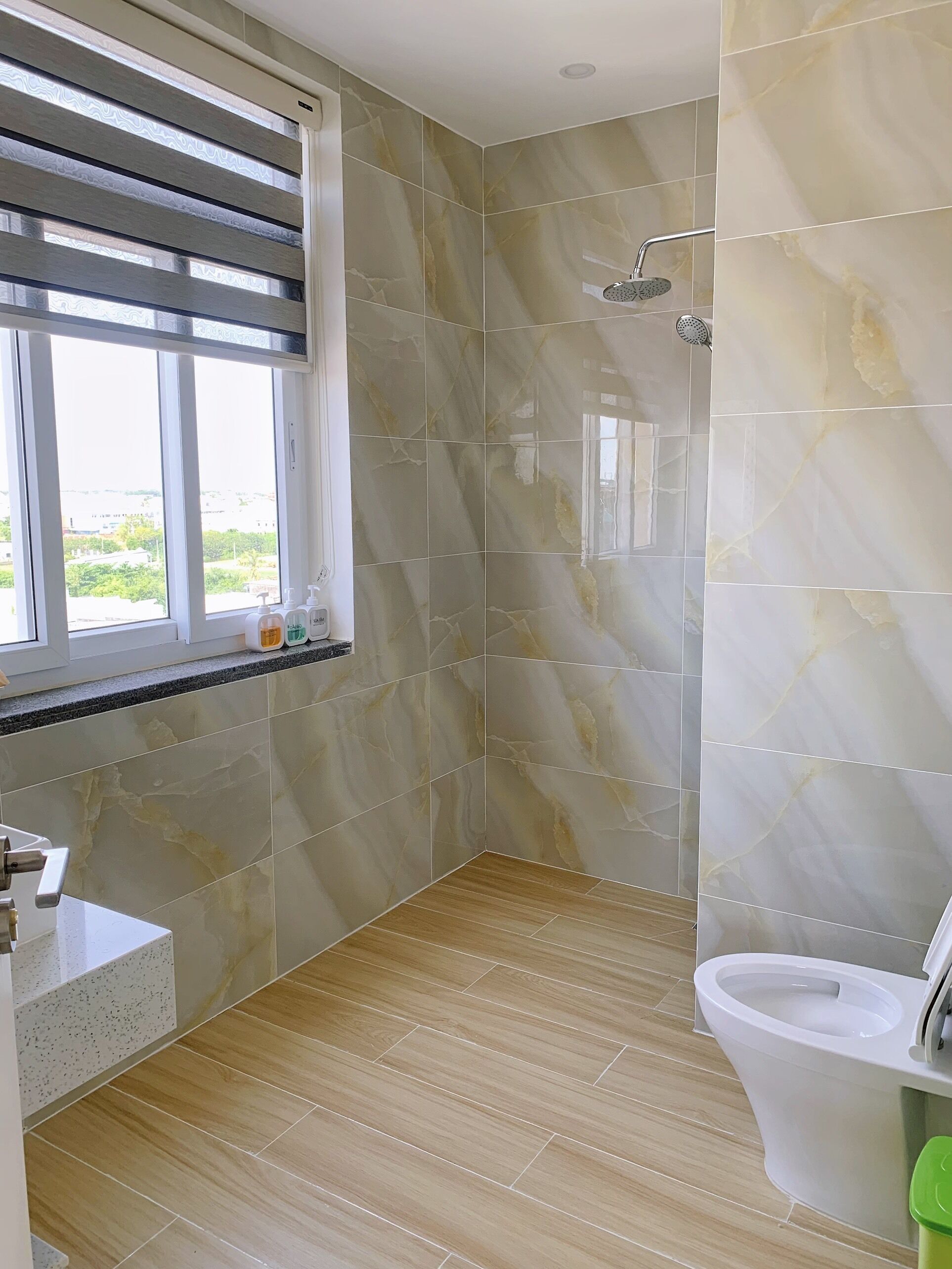 Suite | Salle de bain | Douche, pomme de douche hydromassante, articles de toilette (gratuits)