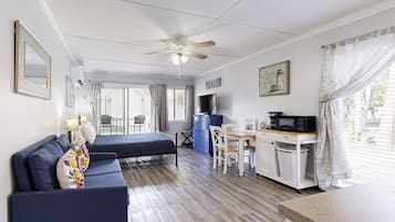 Iron/ironing board, internet, bed sheets