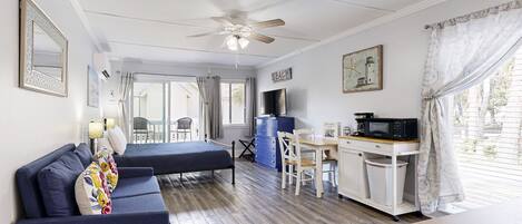 Tabla de planchar con plancha, internet y ropa de cama