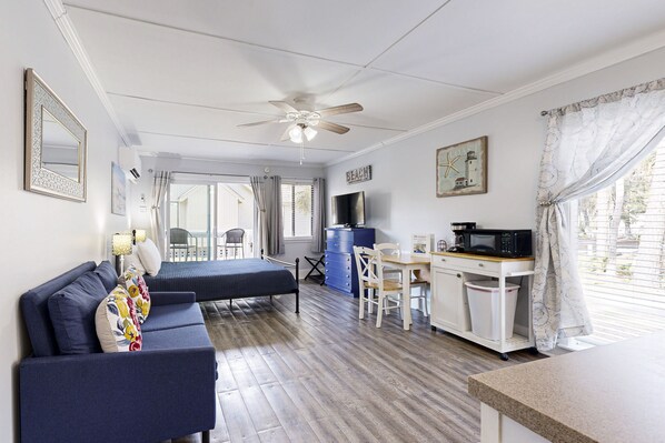 Iron/ironing board, internet, bed sheets