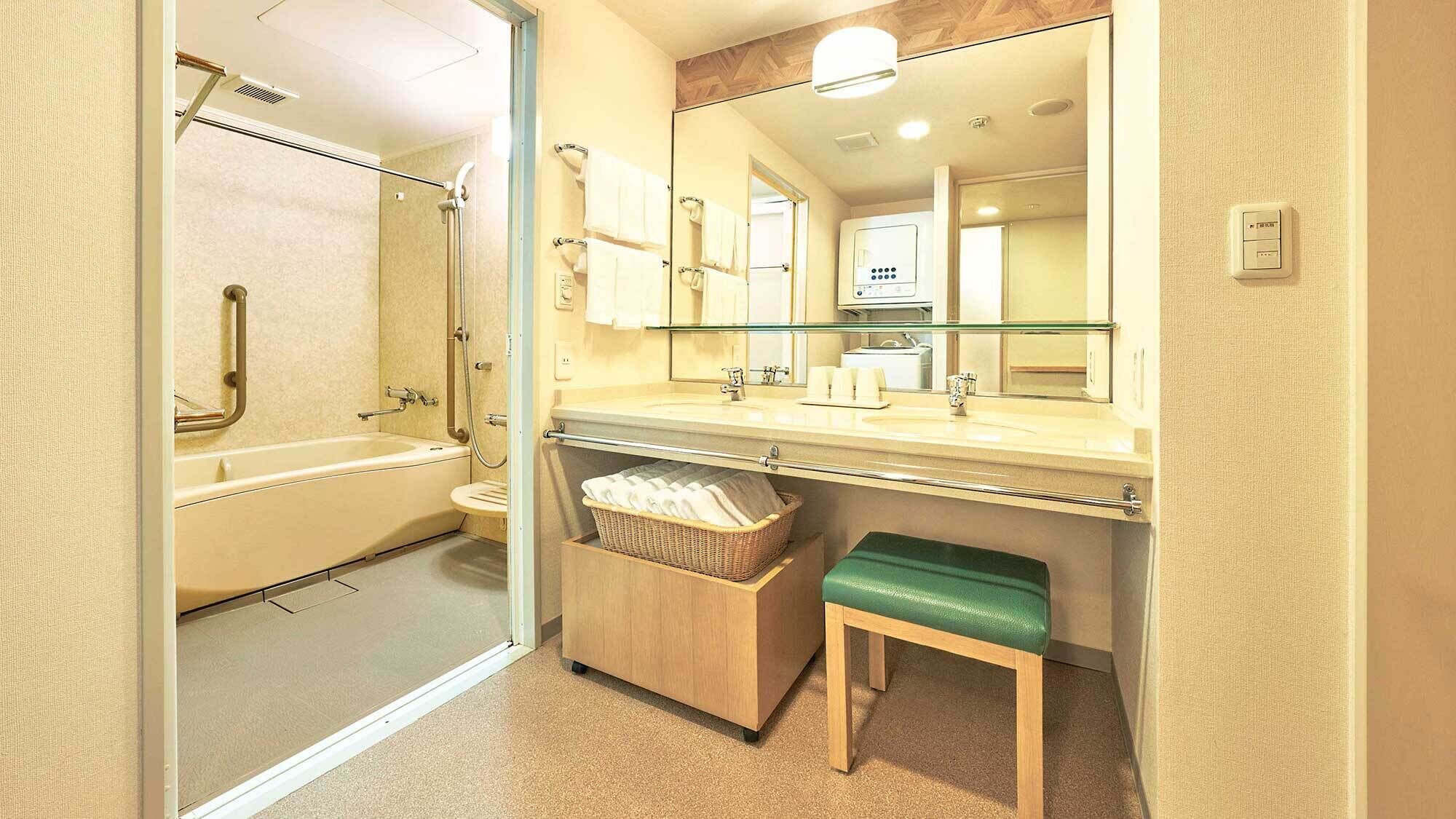 Condo | Baño | Tina con regadera, secadora de cabello, pantuflas, toallas 