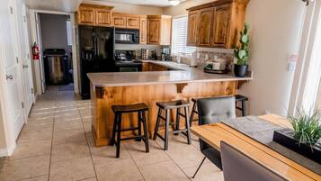 Coffee/tea maker, fridge, microwave, oven
