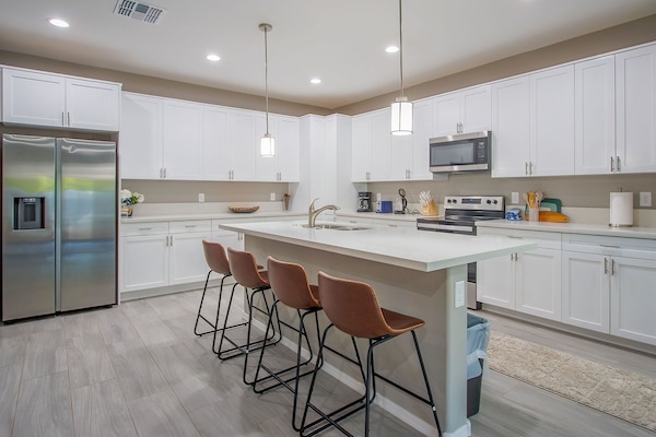 Kjøleskap, mikrobølgeovn, ovn og kokeplater