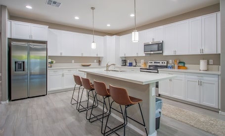 Fridge, microwave, oven, stovetop. New Build In the Heart of Tucson