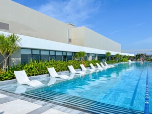 Kolam renang outdoor, dengan kursi berjemur