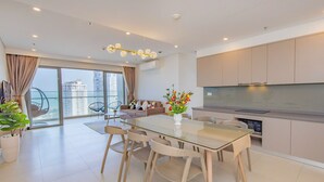 Un apartamento moderno con comedor, cocina y sala de estar.
