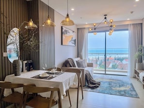 Apartment, 3 Bedrooms, Balcony, Sea View | Living area