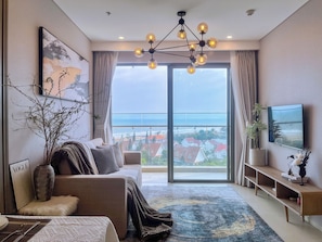 Apartment, 3 Bedrooms, Balcony, Sea View | Living area
