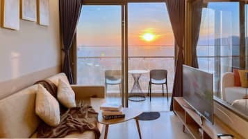 Apartamento, 2 habitaciones, balcón, vistas a la ciudad | Zona de estar | Una televisión de pantalla plana, Netflix, servicios de streaming
