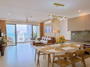 Premium Apartment, 3 Bedrooms, Ocean View | In-room dining