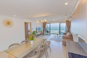 พรีเมียมอพาร์ทเมนท์, 3 ห้องนอน, วิวทะเล | บริเวณนั่งเล่น | ทีวีจอแบน, Netflix, บริการสตรีมมิ่ง