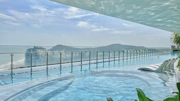 Hồ bơi ngoài trời, mở cửa từ 6:00 đến 21:00, ghế dài tắm nắng