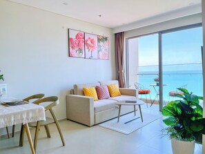 Apartemen, 3 kamar tidur, balkon, pemandangan laut | Seprai antialergi, busa memori, meja kerja, dan ruang kerja ramah laptop