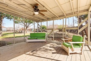 Terrace/patio - Family-Friendly Ranch House – Dog Friendly King Suite, Full Kitchen with Back Patio & Outdoor Space (New Braunfels)