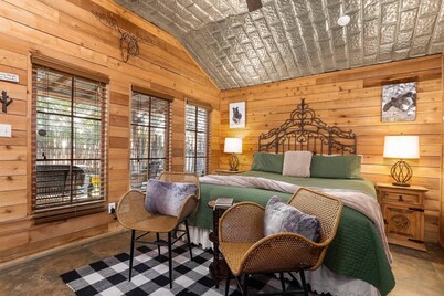 Unwind in Privacy, Pet Friendly King Suite with Private Courtyard, Jacuzzi, Rock Wall & Rustic Charm