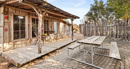 Unwind in Privacy, Pet Friendly King Suite with Private Courtyard, Jacuzzi, Rock Wall & Rustic Charm