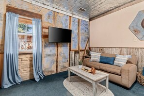 TV, books - Relax in The Hideaway – Tranquil King Retreat w/ Jacuzzi, Modern Comforts & Secluded Outdoor Space (New Braunfels)