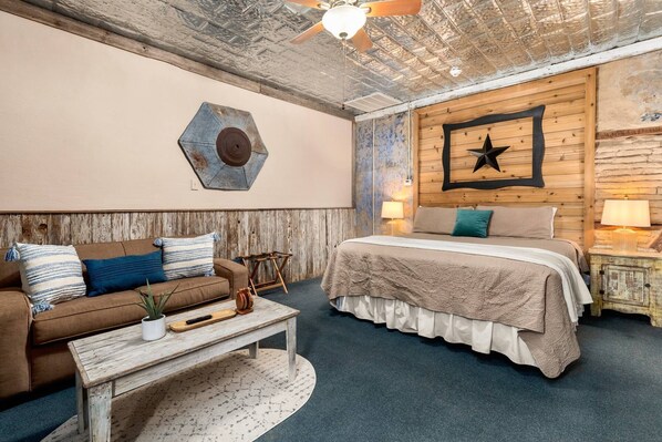 1 bedroom, free WiFi, bed sheets - Relax in The Hideaway – Tranquil King Retreat w/ Jacuzzi, Modern Comforts & Secluded Outdoor Space (New Braunfels)