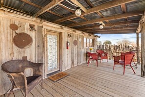 Terrace/patio - Stay in History – Charming King Suite w/ Twin Beds, Jacuzzi and Stone Staircase to Historic Cellar (New Braunfels)