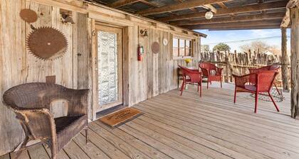 Stay in History – Charming King Suite w/ Twin Beds, Jacuzzi and Stone Staircase to Historic Cellar