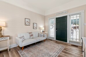 TV, books - Charming Cottage Escape – King Suite w/ Jacuzzi & Secluded Patio | Historic Charm w/ Modern Comforts (New Braunfels)