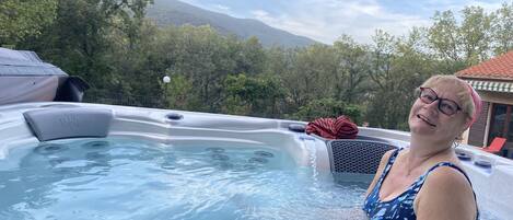 Outdoor spa tub