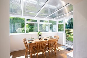 Dining - Ty Capel Bach: 3‑Bed Bungalow Sleeping 6 in Hermon | Managed by Anglesey Holiday Lettings (Bodorgan)