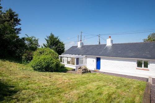 Ty Capel Bach: A pet-friendly cottage in Hermon