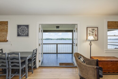 AHmazing views, Private Dock, Kayaks, SUP, Arcade, and Boat Launch
