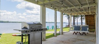 AHmazing views, Private Dock, Kayaks, SUP, Arcade, and Boat Launch