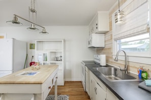 Kühlschrank, Ofen, Herdplatte, Wasserkocher mit Kaffee-/Teezubehör