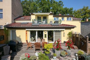 Outdoor dining - Apartment 'Ferienwohnung 72 Qm' with Private Terrace, Shared Garden and Wi-Fi (Neuruppin)