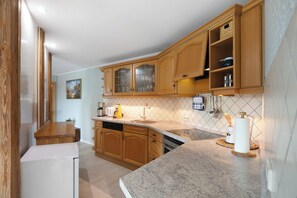 Fridge, oven, stovetop, dishwasher - Apartment 'Ferienwohnung 72 Qm' with Private Terrace, Shared Garden and Wi-Fi (Neuruppin)