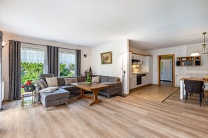 Una televisión, un reproductor de DVD, un reproductor estéreo