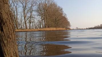 Eine zugefrorene Wasserfläche mit Bäumen im Hintergrund.