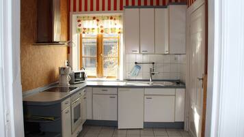 Køleskab, mikrobølgeovn, ovn, kogeplade