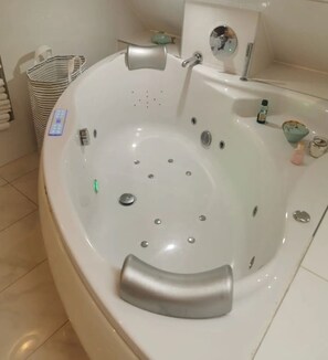 Shower, hair dryer, towels - Apartment 'Anni's Ferienhaus' with Private Terrace and Wi-Fi (Hohenahr)