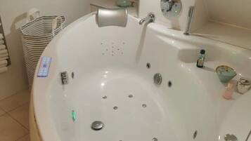 Ducha, secador de pelo, toallas