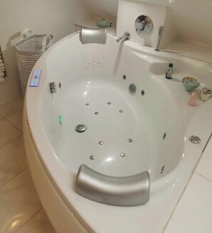 Douche, sèche-cheveux, serviettes fournies