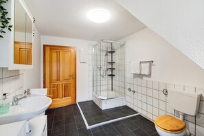 Dusj, hårføner og håndklær