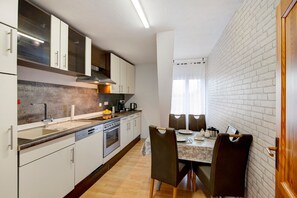 Jääkaappi, uuni, liesi, astianpesukone