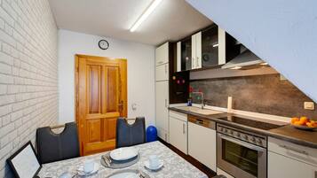 Fridge, oven, stovetop, dishwasher