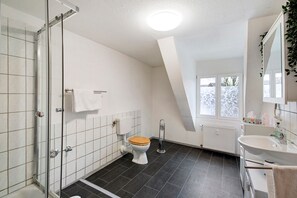 Suihku, ilmaiset hygieniatuotteet, hiustenkuivaaja, pyyhkeet