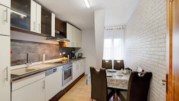 Fridge, oven, stovetop, dishwasher