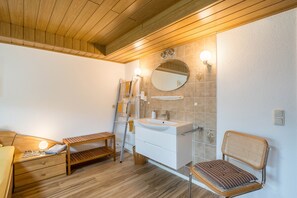 Douche, sèche-cheveux, serviettes fournies